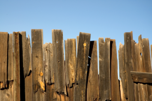 Netinkamai prižiūrima medinė tvora gali greitai suirti